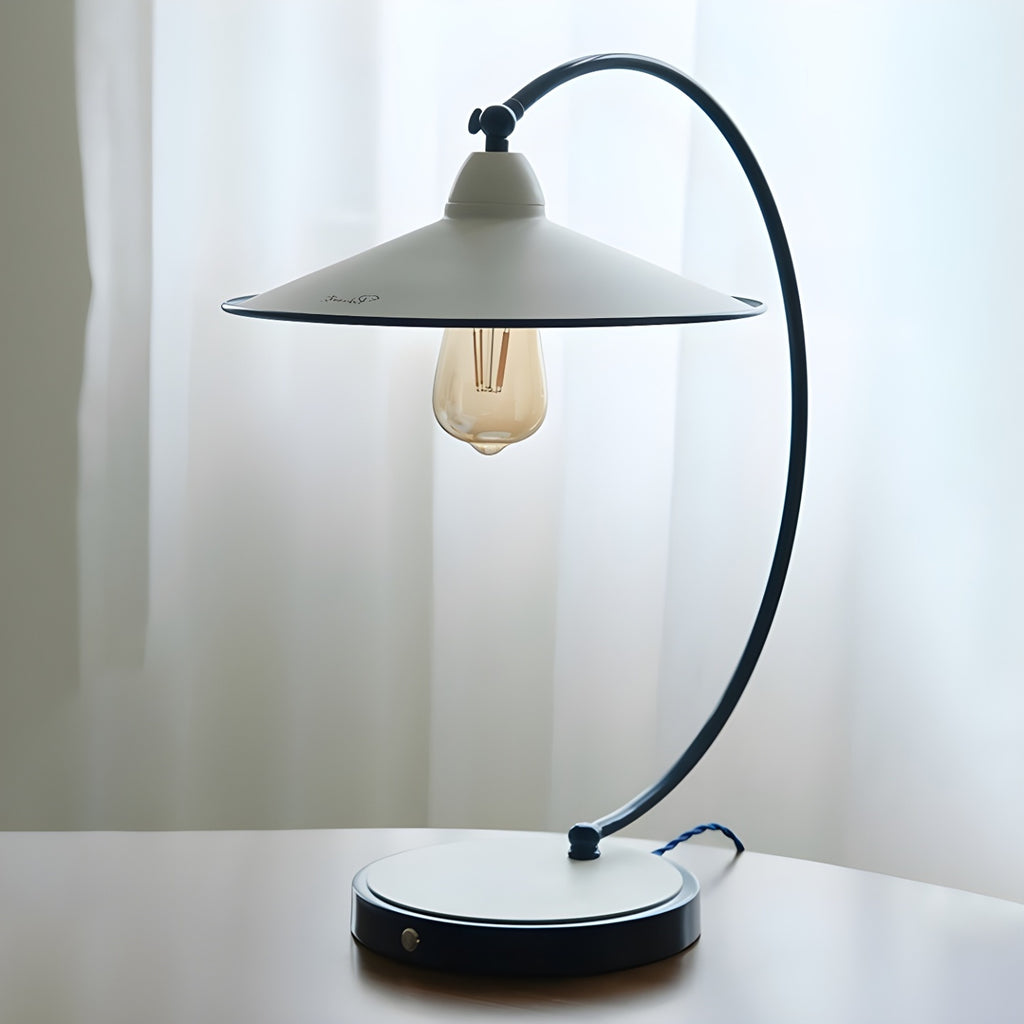 Lampe de table arquée en fer blanc au style contemporain pour salon