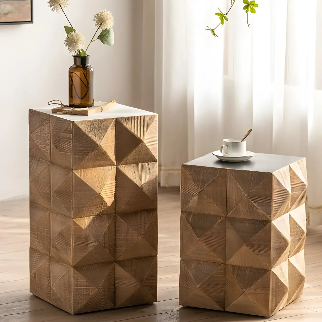 Table d'appoint élégante en bois géométrique