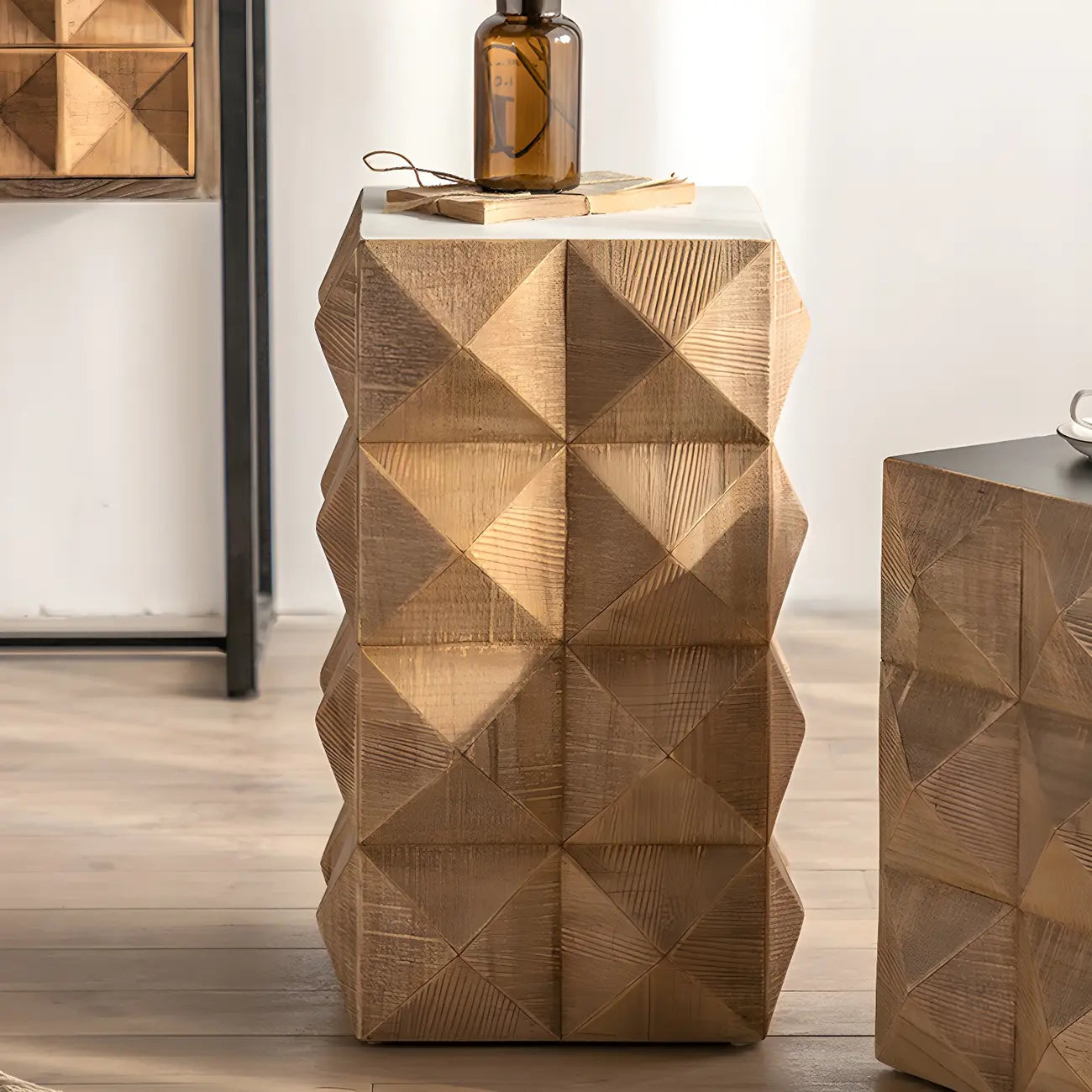 Table d'appoint élégante en bois géométrique