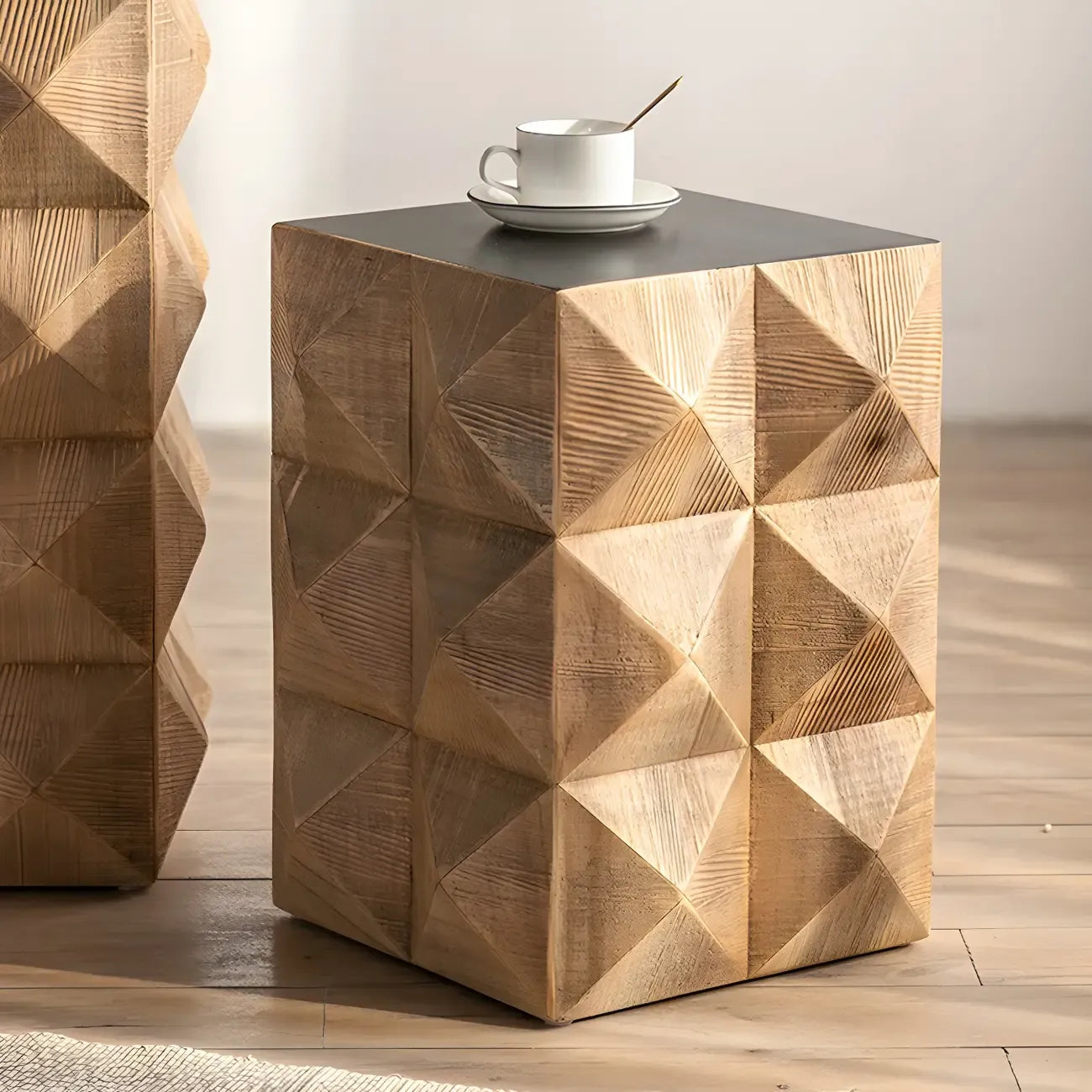 Table d'appoint élégante en bois géométrique