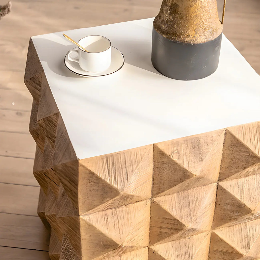 Table d'appoint élégante en bois géométrique