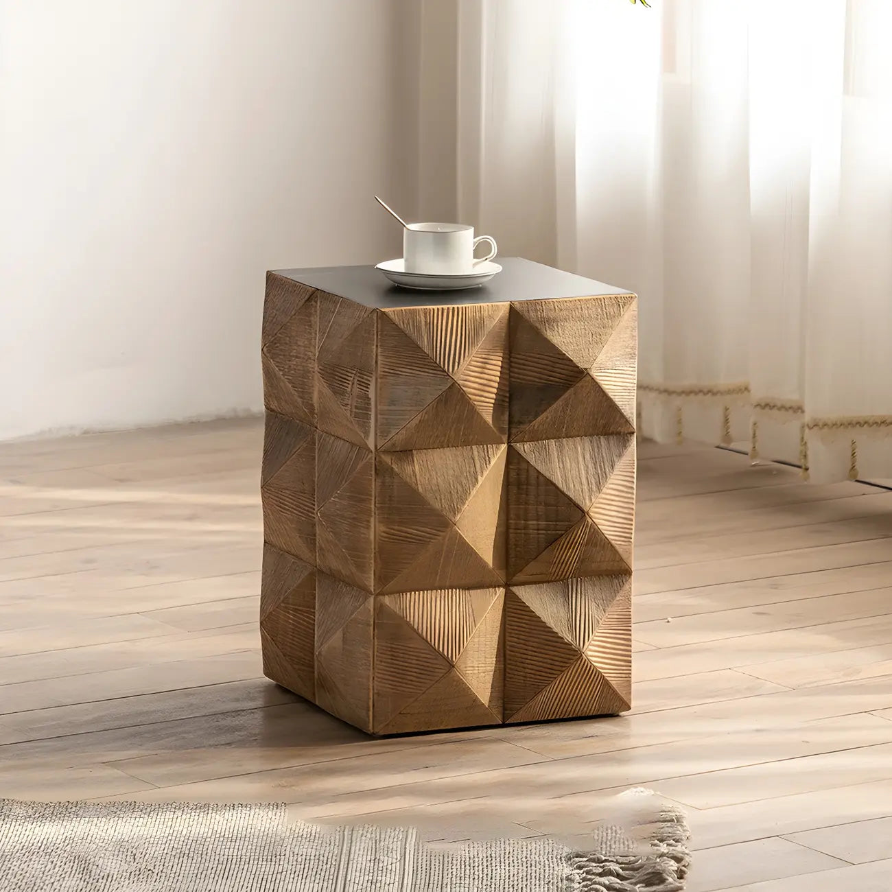 Table d'appoint élégante en bois géométrique