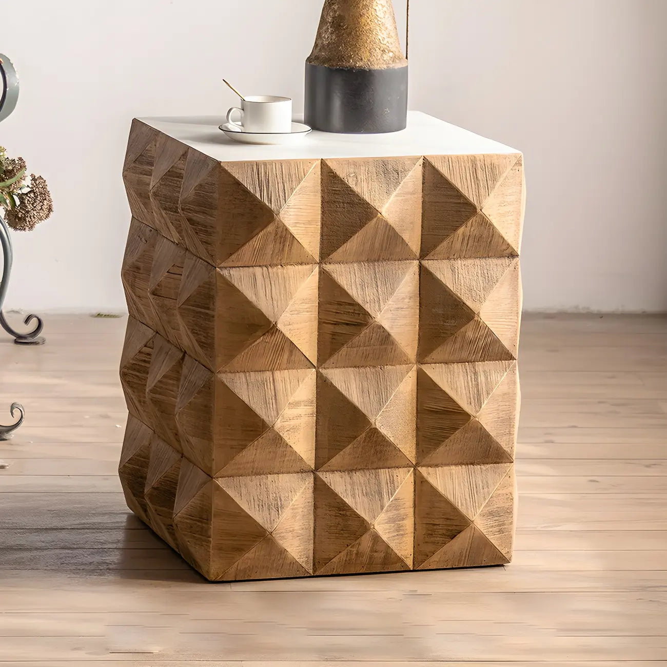 Table d'appoint élégante en bois géométrique