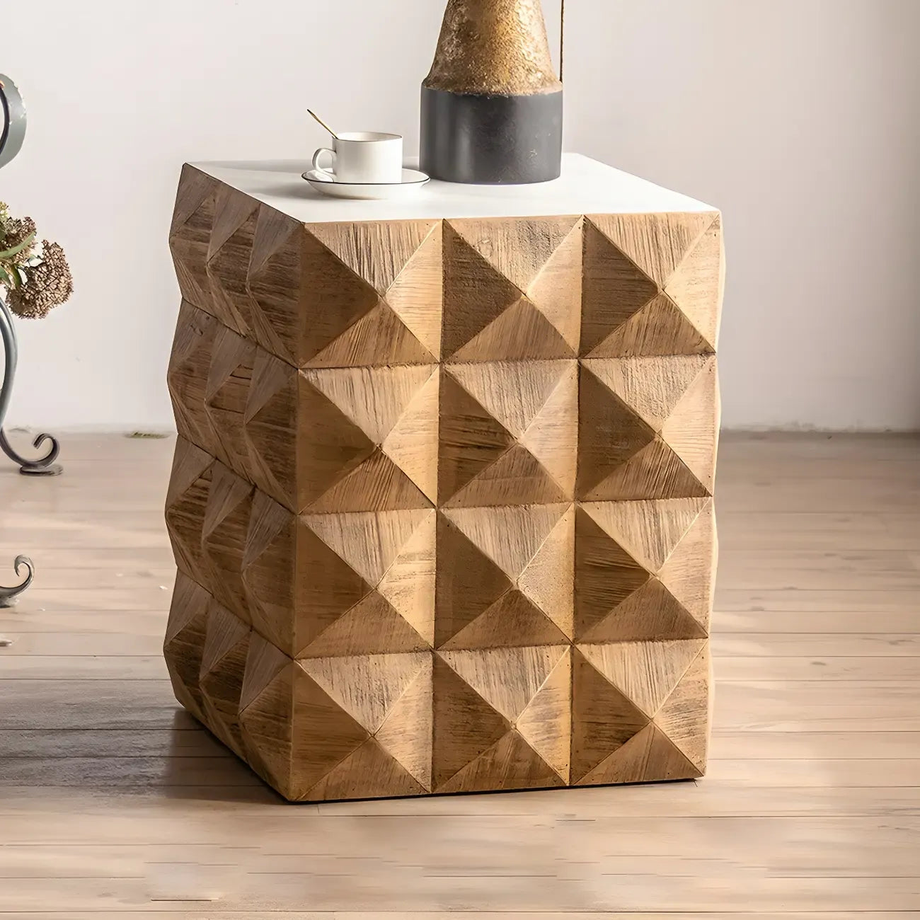 Table d'appoint élégante en bois géométrique