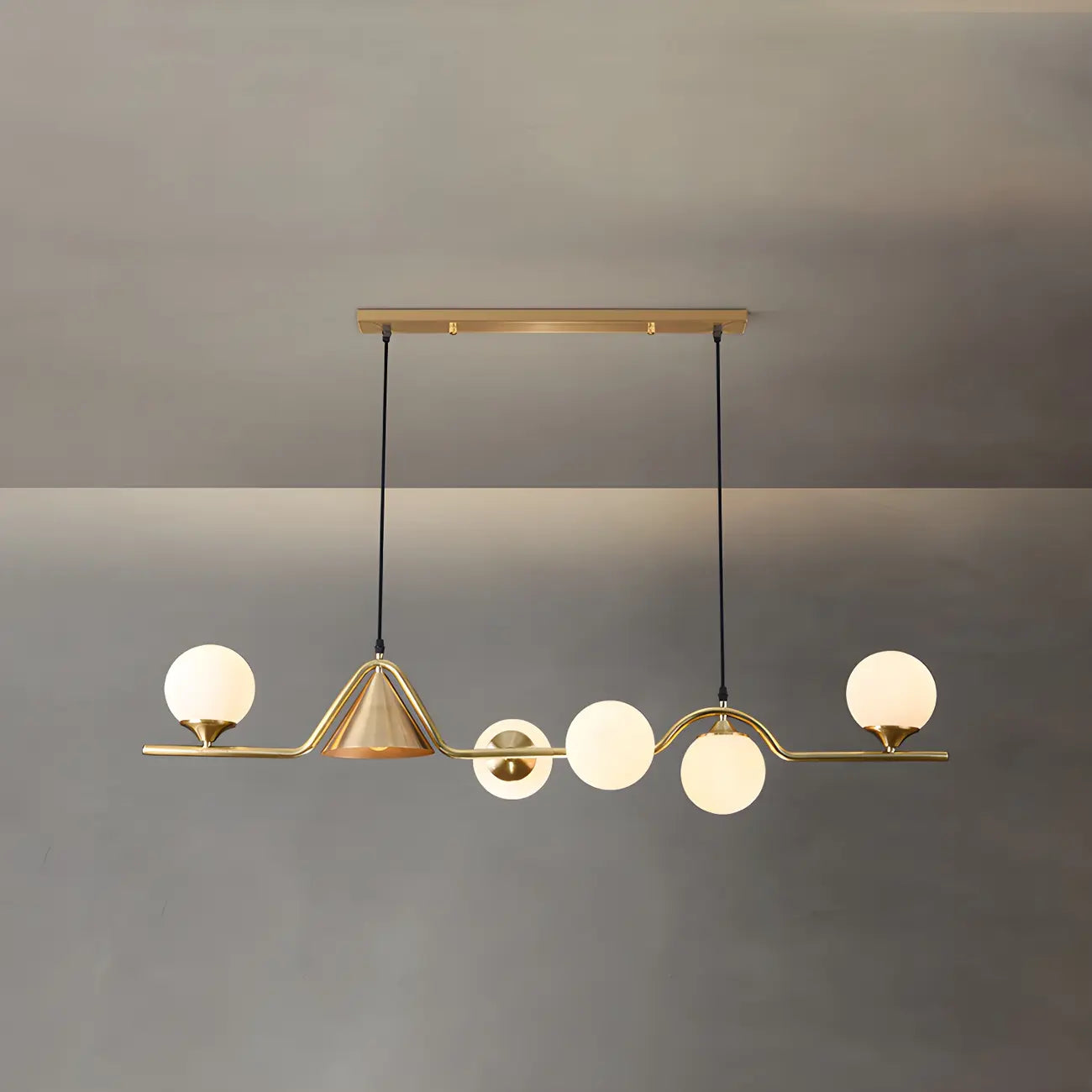 Îlot de cuisine moderne avec lustre globe en verre doré