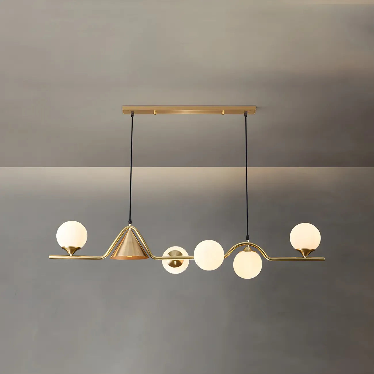 Îlot de cuisine moderne avec lustre globe en verre doré