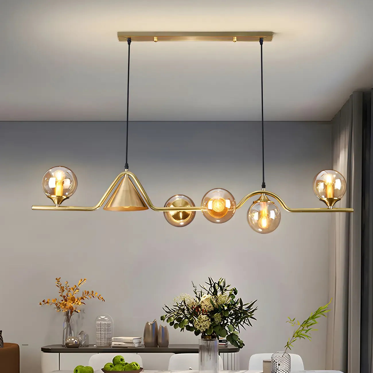 Îlot de cuisine moderne avec lustre globe en verre doré