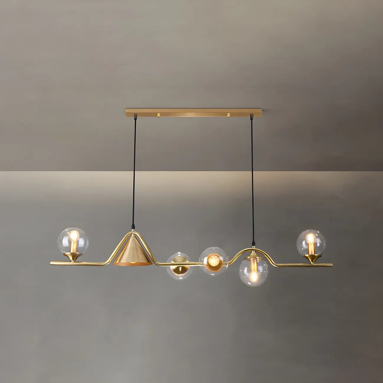 Îlot de cuisine moderne avec lustre globe en verre doré