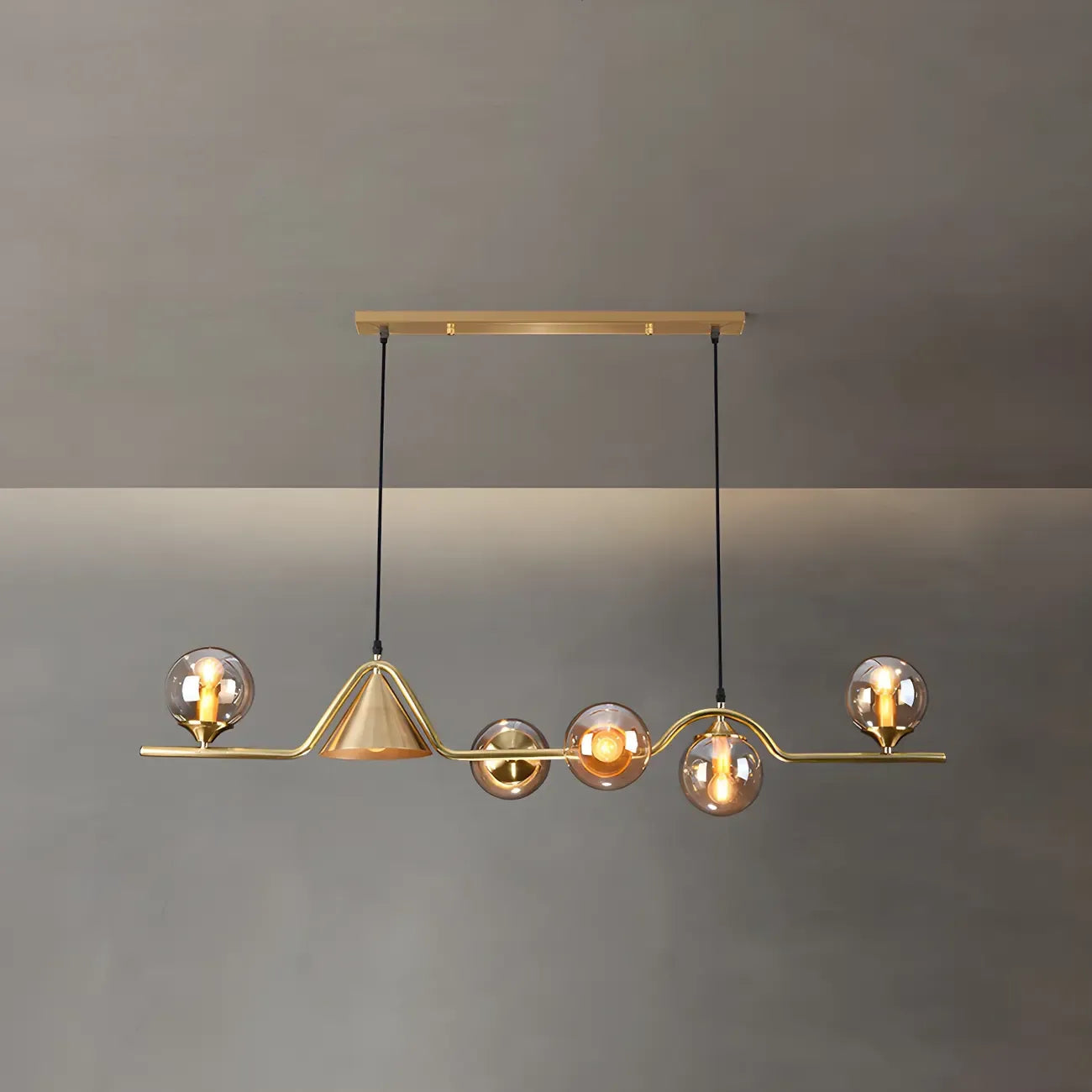Îlot de cuisine moderne avec lustre globe en verre doré