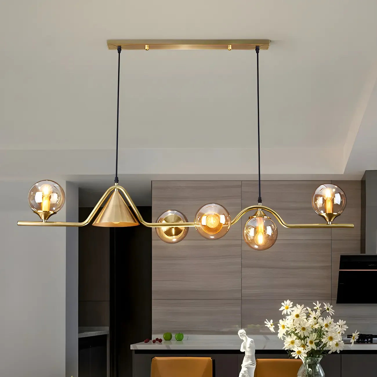 Îlot de cuisine moderne avec lustre globe en verre doré