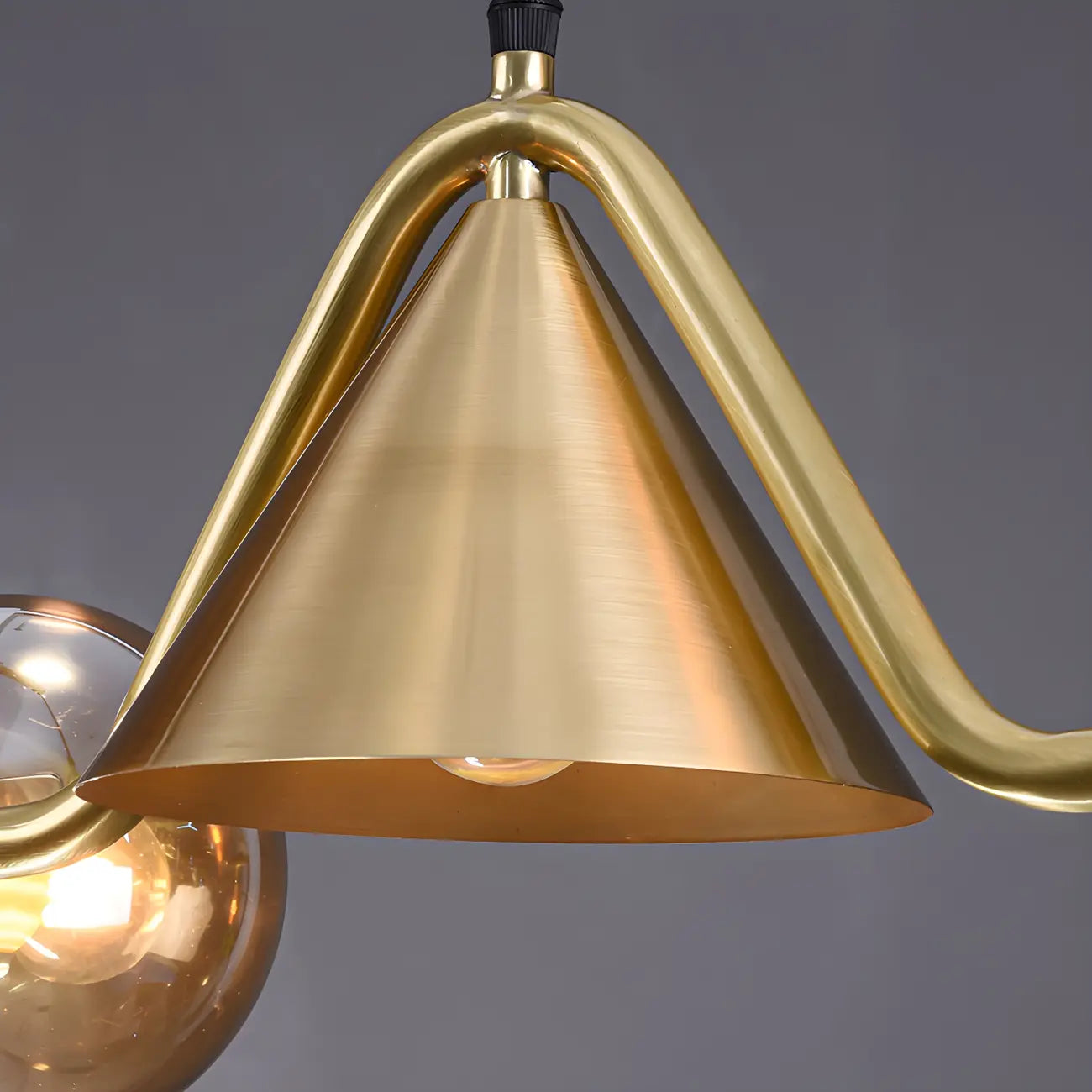 Îlot de cuisine moderne avec lustre globe en verre doré