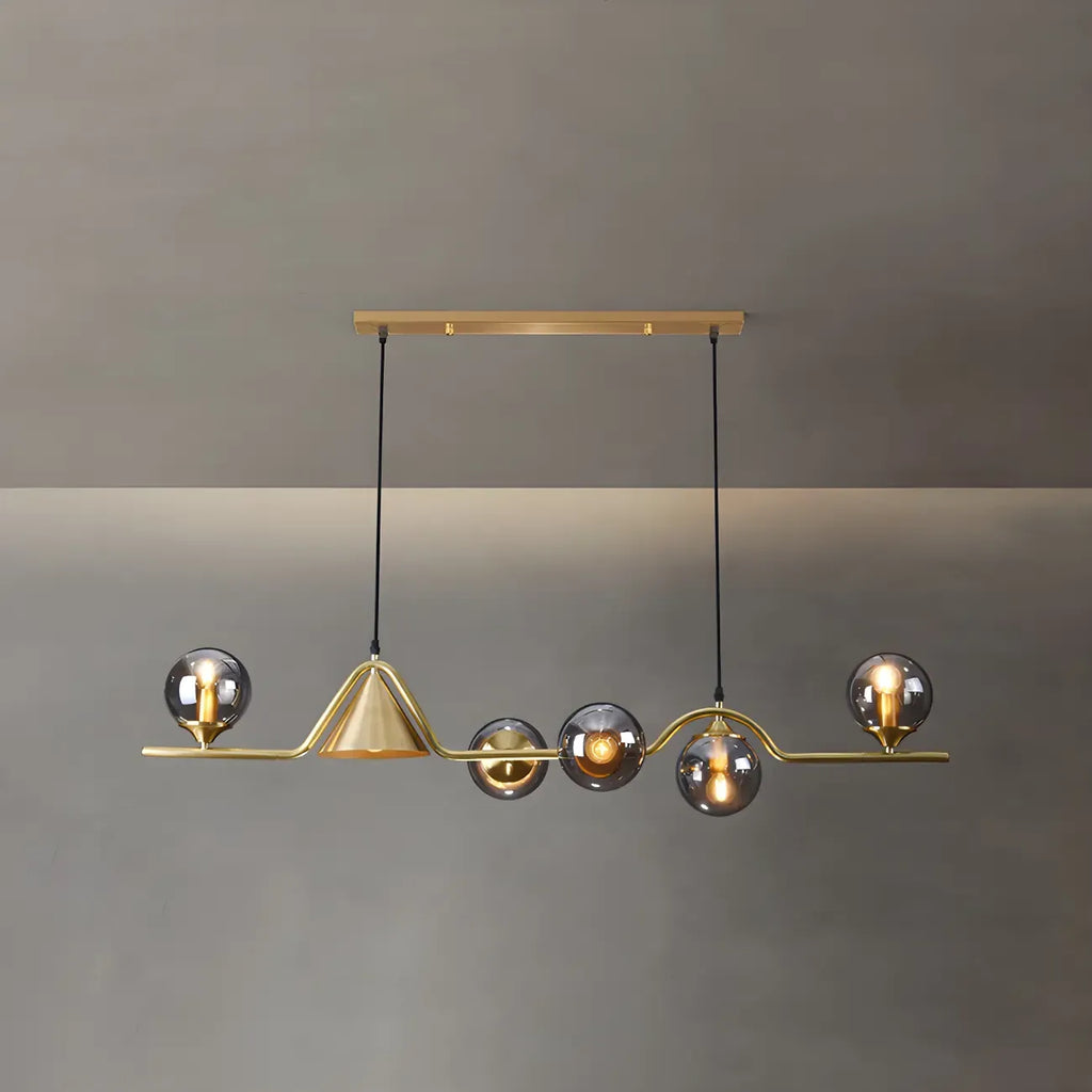 Îlot de cuisine moderne avec lustre globe en verre doré