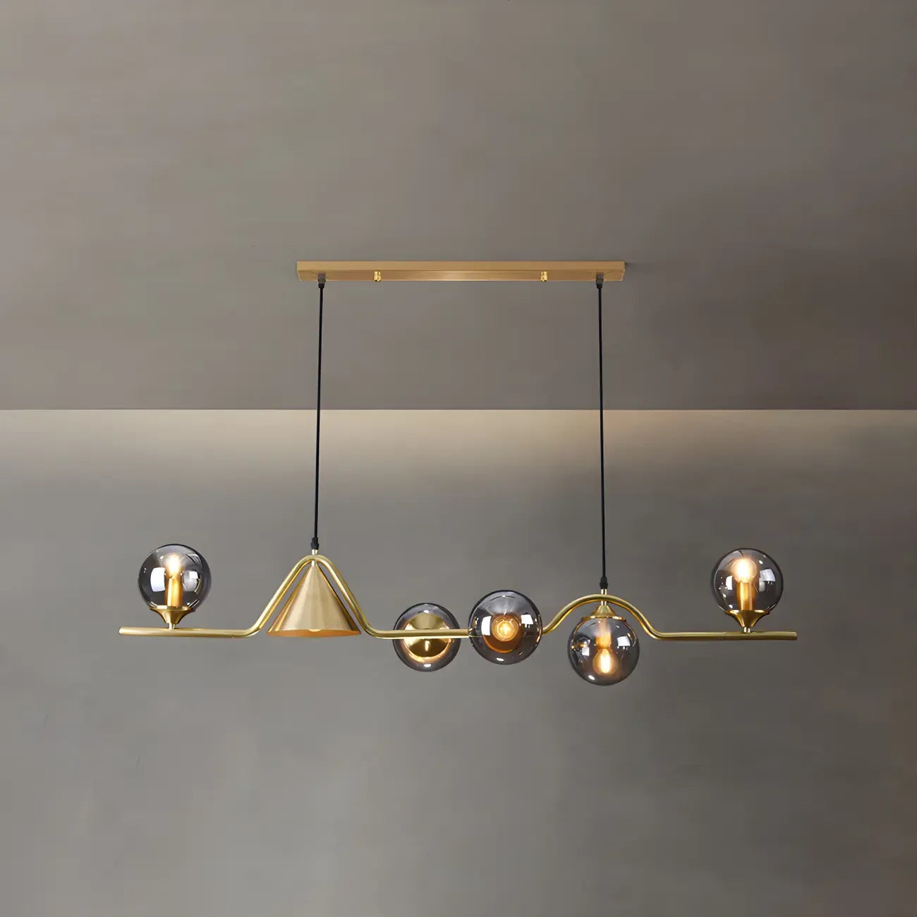 Îlot de cuisine moderne avec lustre globe en verre doré