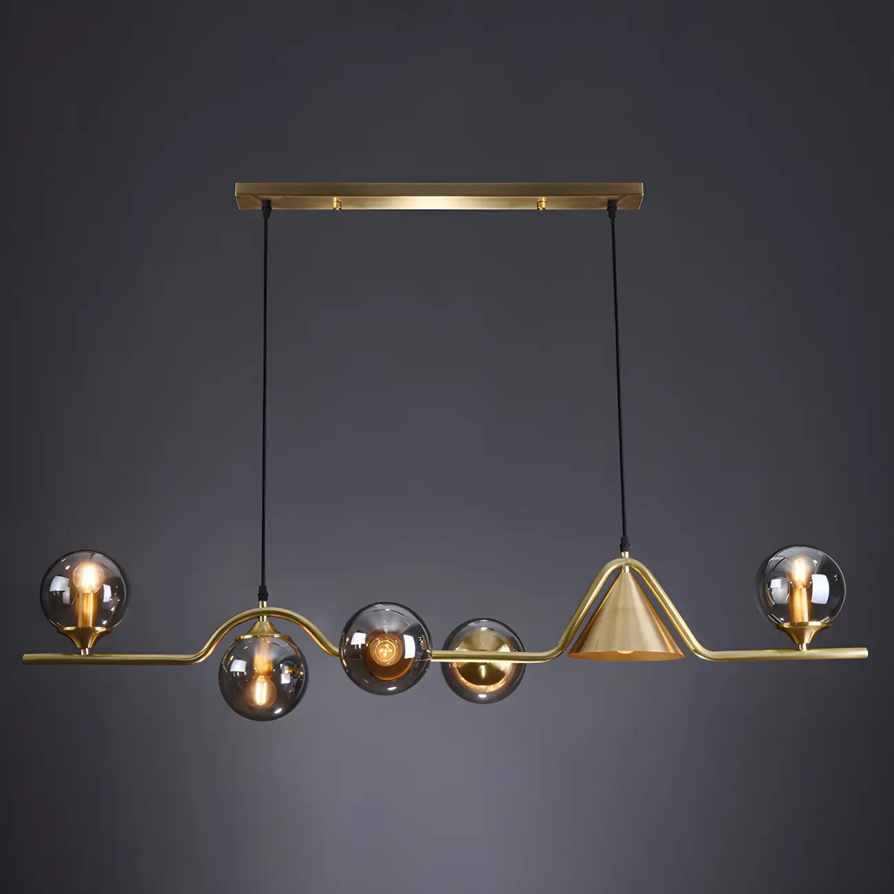 Îlot de cuisine moderne avec lustre globe en verre doré