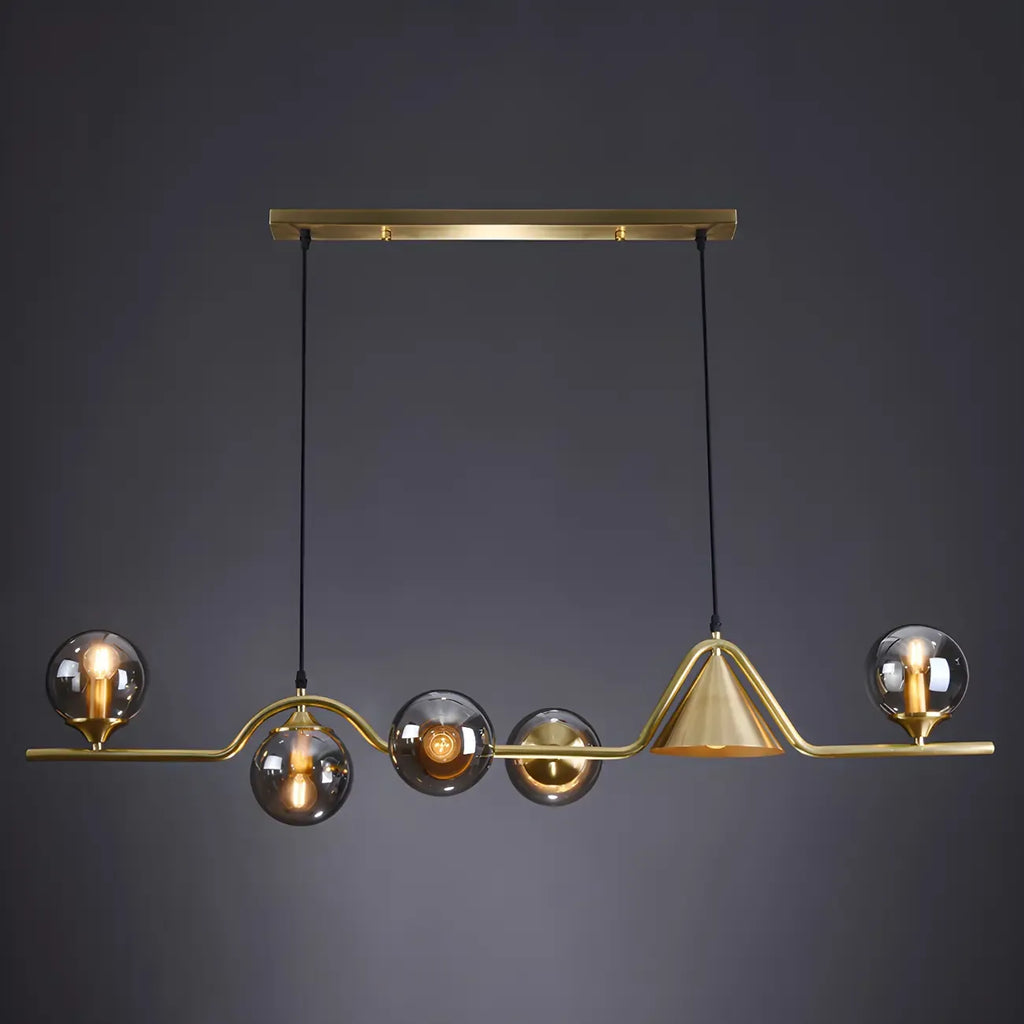 Îlot de cuisine moderne avec lustre globe en verre doré