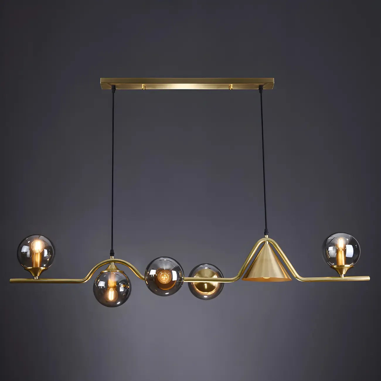 Îlot de cuisine moderne avec lustre globe en verre doré