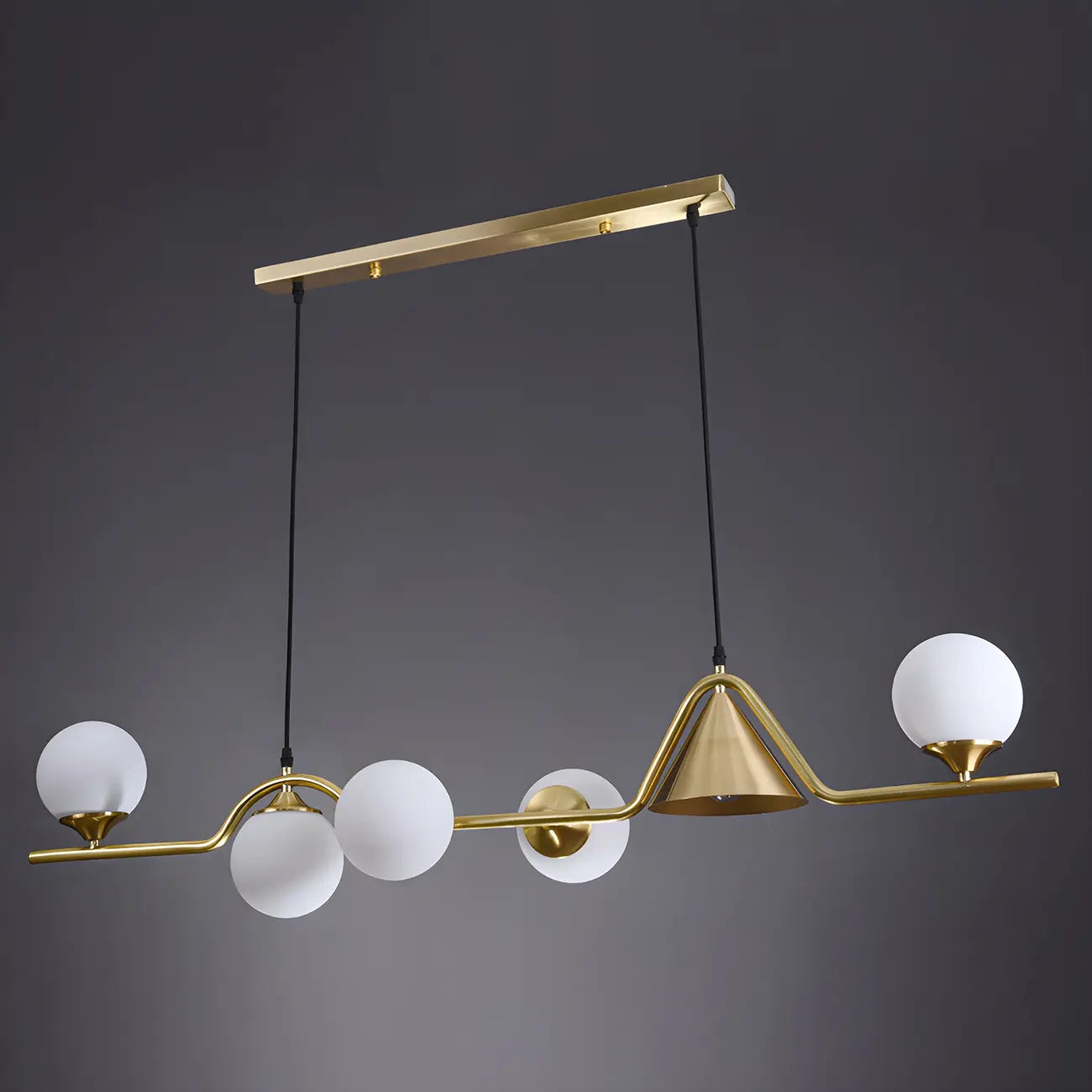 Îlot de cuisine moderne avec lustre globe en verre doré
