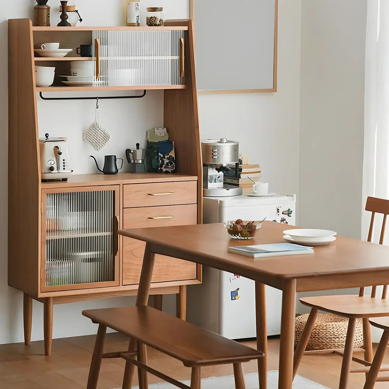 vaisselier en bois brun avec portes vitrées