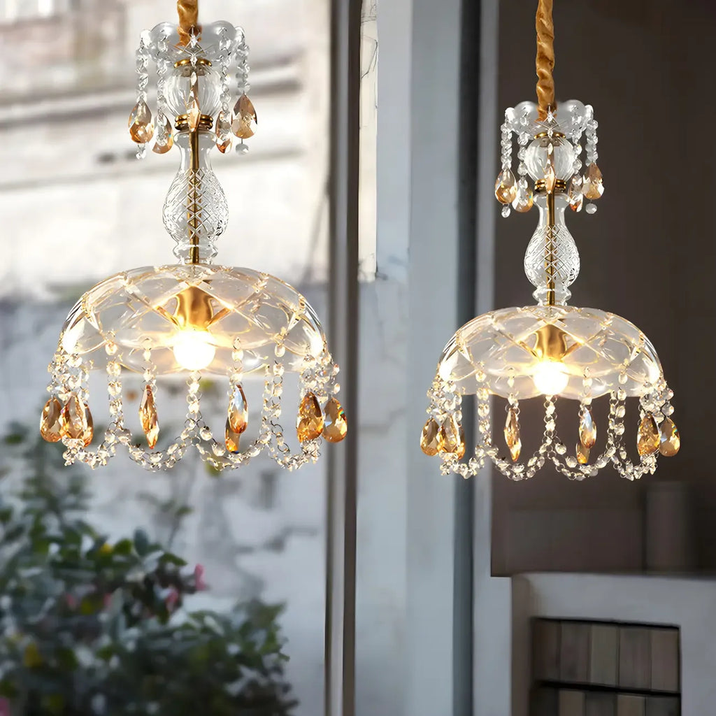 Suspension de luxe en cristal clair sous dôme, hauteur réglable.