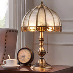 Lampada da tavolo vintage di lusso a forma di cupola in ottone e vetro