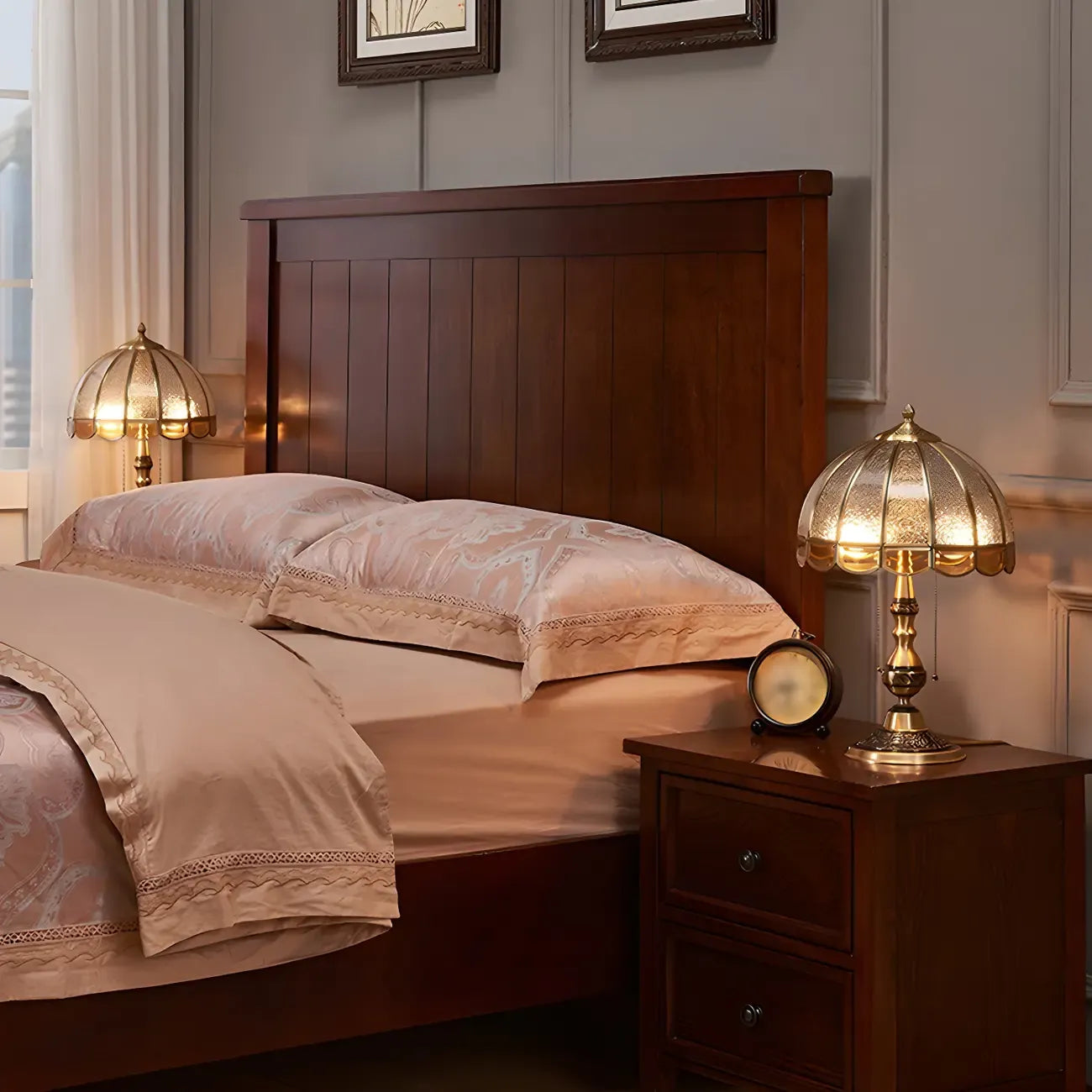 Lampada da tavolo vintage di lusso a forma di cupola in ottone e vetro
