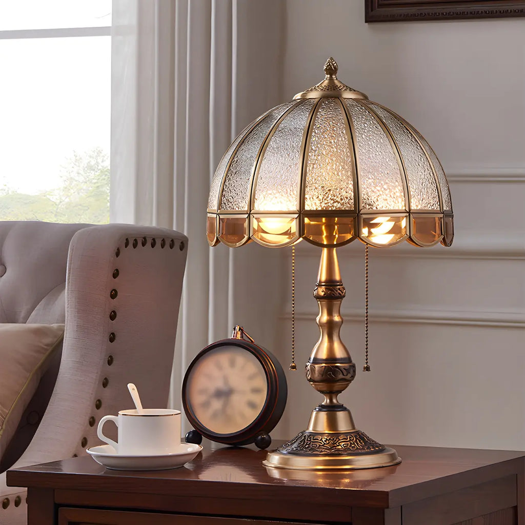 Lampada da tavolo vintage di lusso a forma di cupola in ottone e vetro