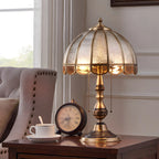 Lampada da tavolo vintage di lusso a forma di cupola in ottone e vetro