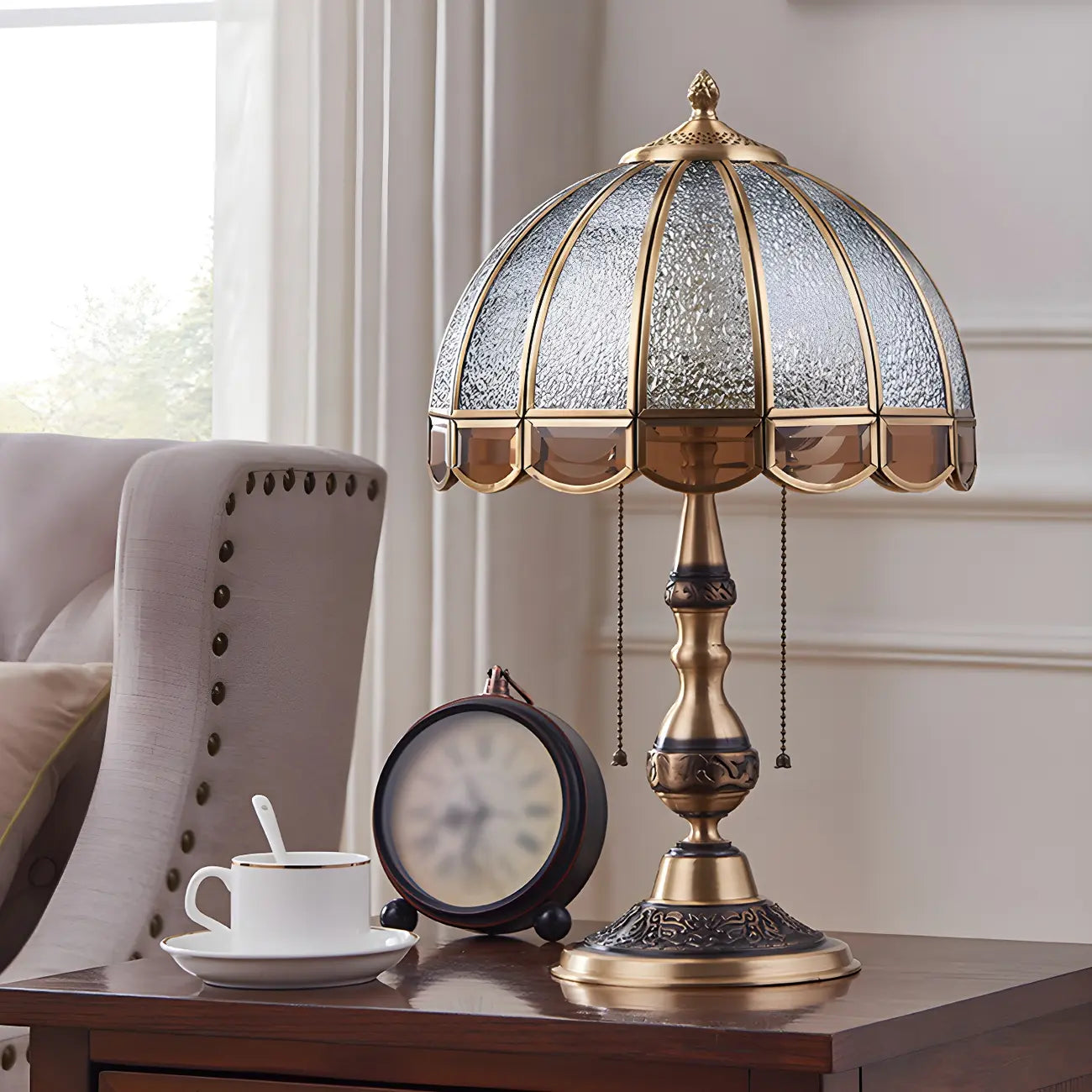 Lampada da tavolo vintage di lusso a forma di cupola in ottone e vetro