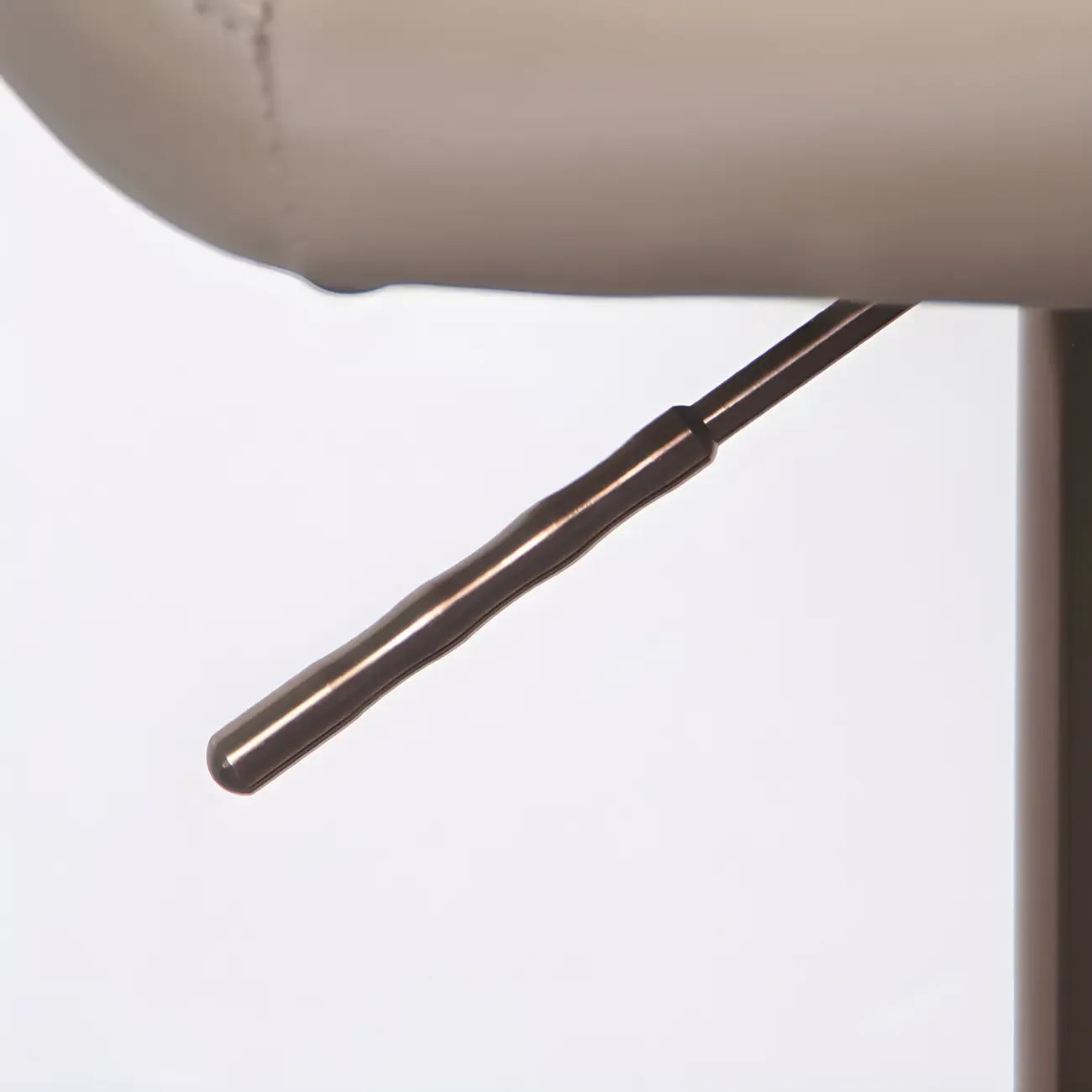 Tabourets de bar pivotants et réglables en métal brillant