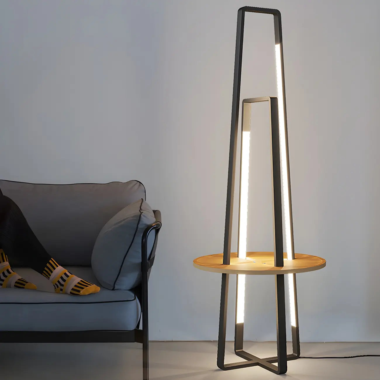 Lampadaire linéaire LED noir 63 avec étagère pour salon