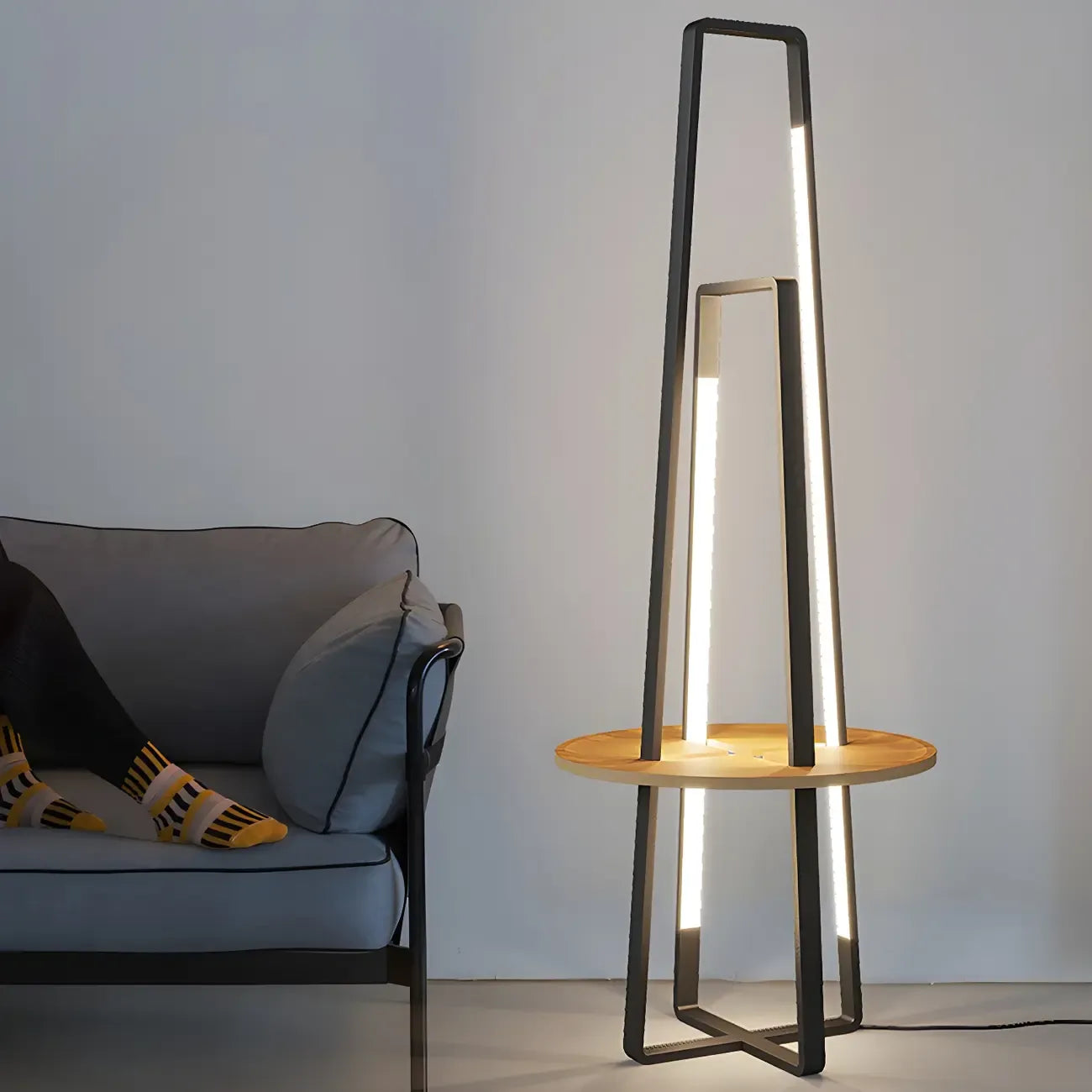 Lampadaire linéaire LED noir 63 avec étagère pour salon