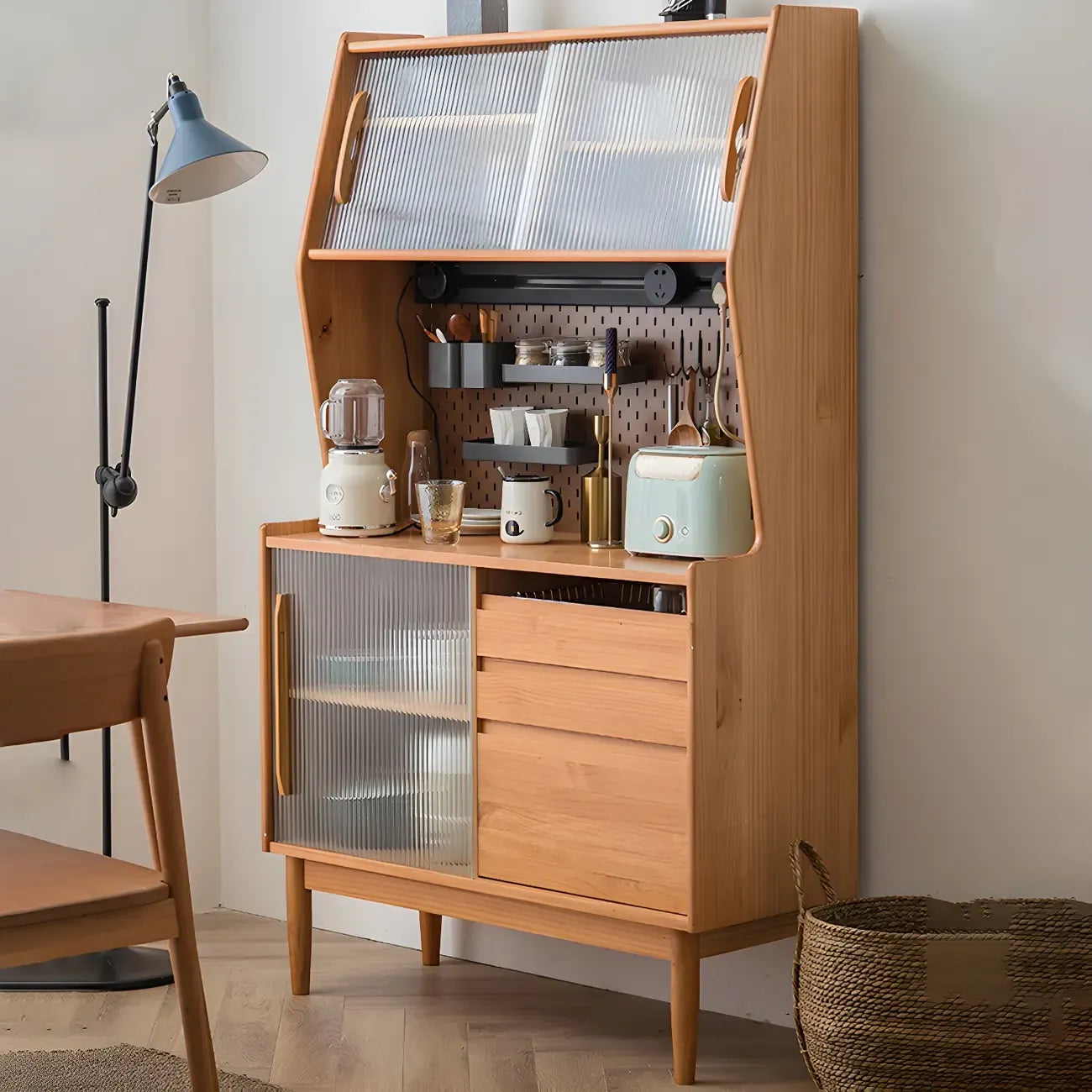 Armoire de rangement en bois de cerisier avec portes vitrées