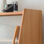 Armoire de rangement en bois de cerisier avec portes vitrées