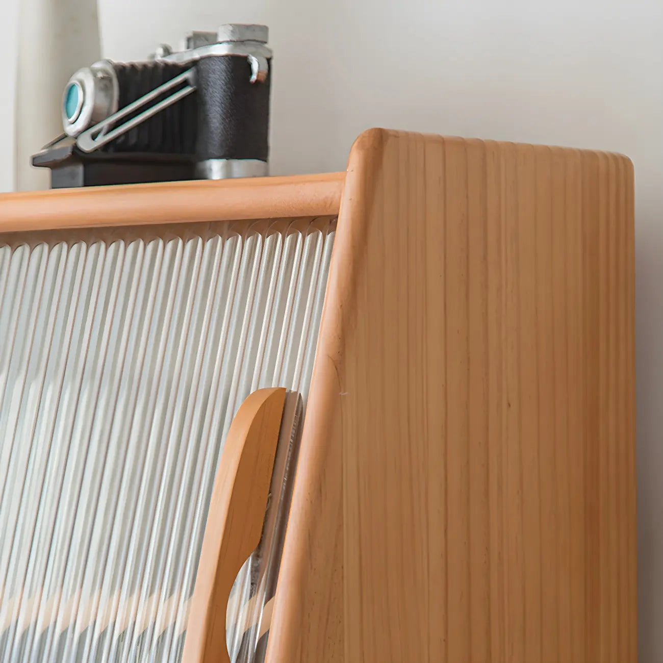 Armoire de rangement en bois de cerisier avec portes vitrées