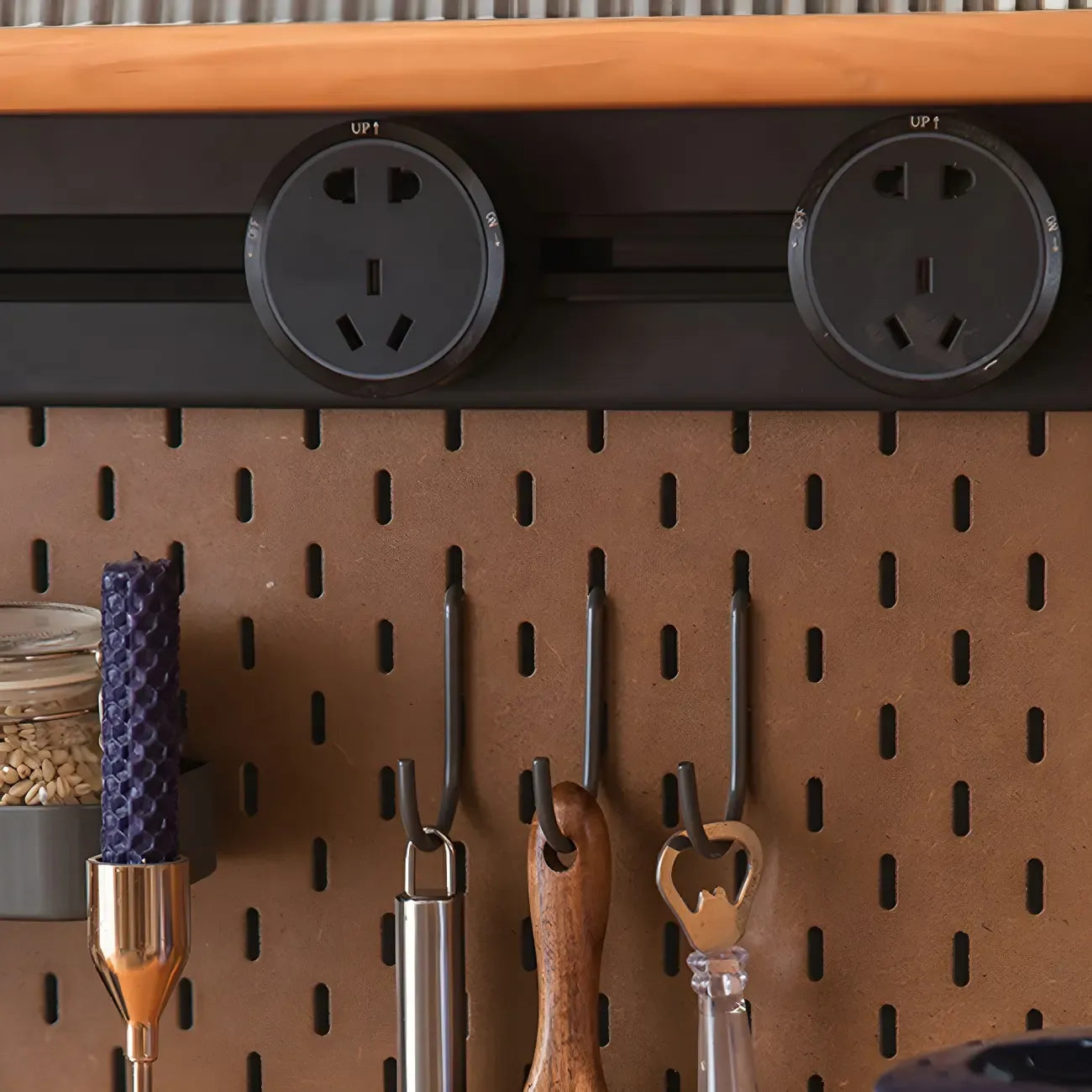 Armoire de rangement en bois de cerisier avec portes vitrées