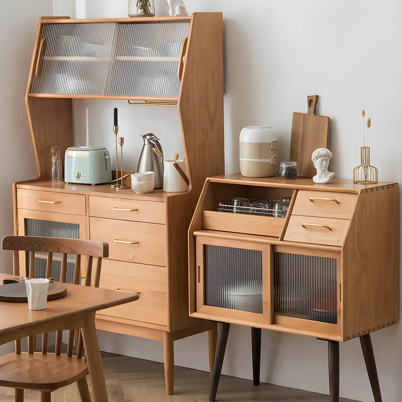 vaisselier de cuisine ouvert en bois de cerisier