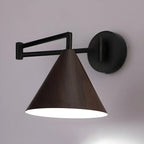 Applique murale à bras articulé en métal noir avec abat-jour en bois