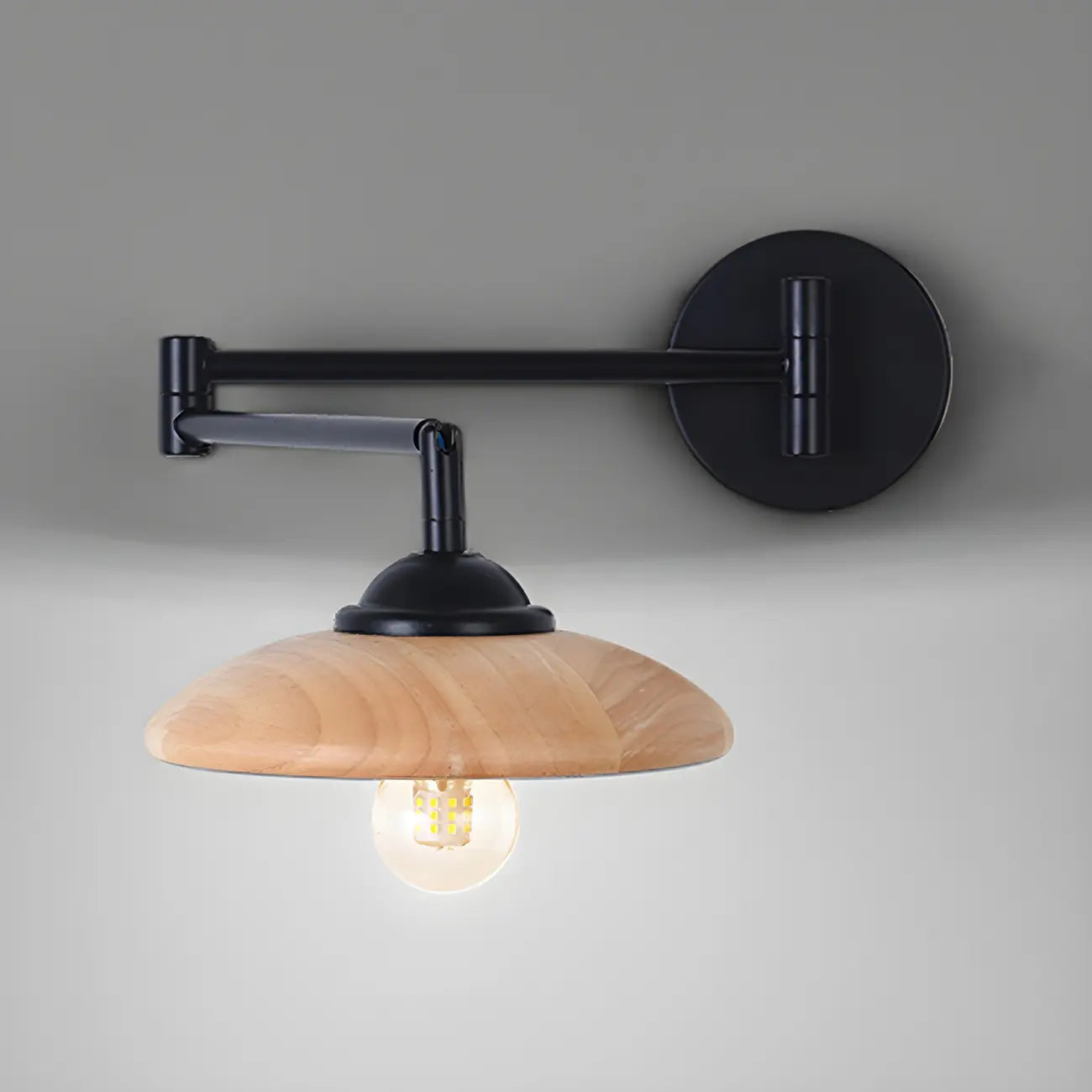 Applique murale à bras articulé en métal noir avec abat-jour en bois
