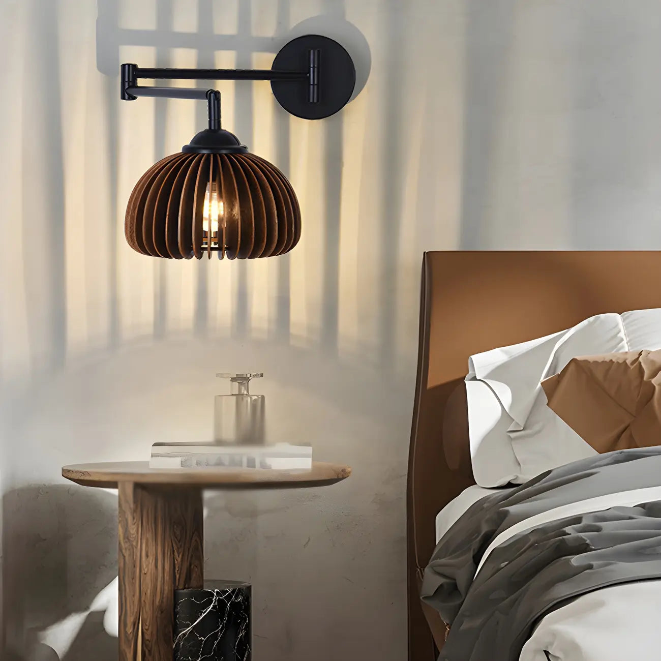 Applique murale à bras articulé en métal noir avec abat-jour en bois