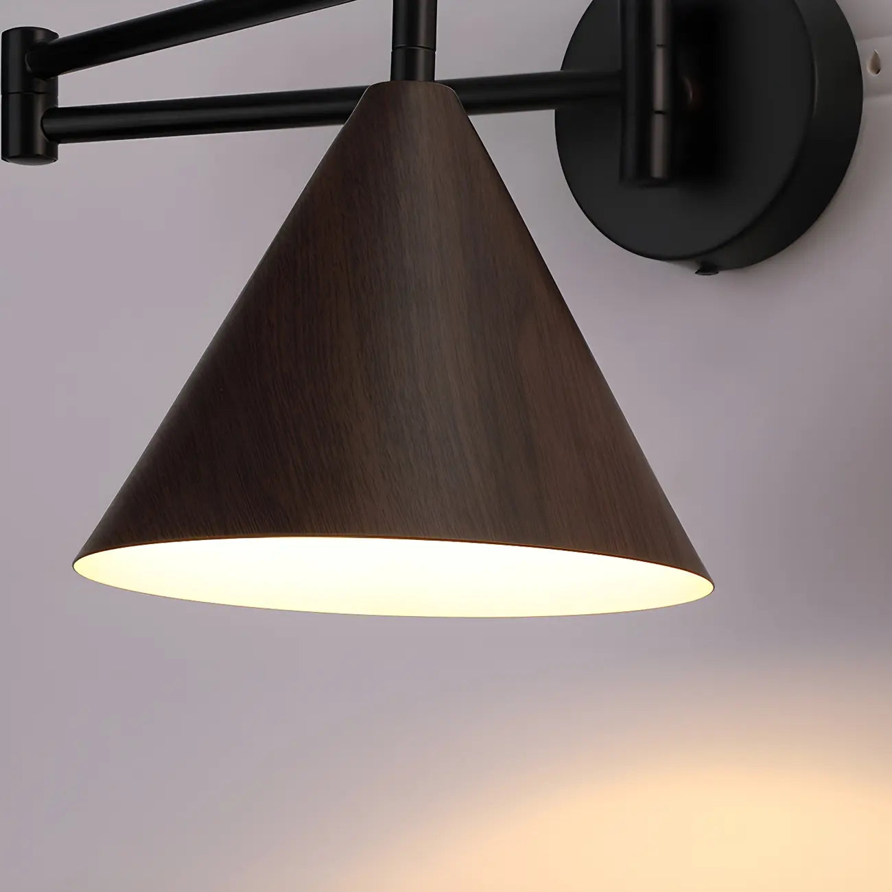 Applique murale à bras articulé en métal noir avec abat-jour en bois