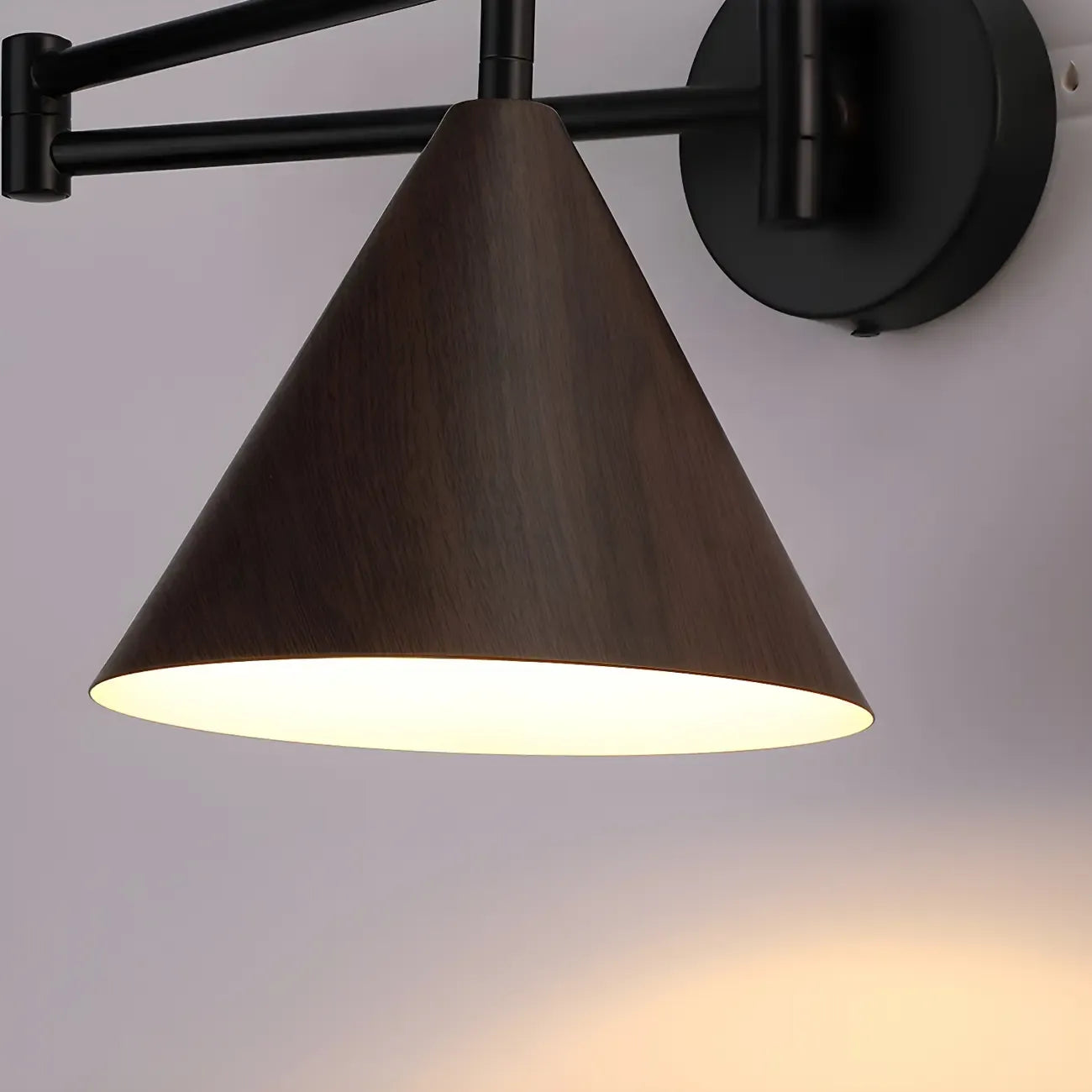 Applique murale à bras articulé en métal noir avec abat-jour en bois