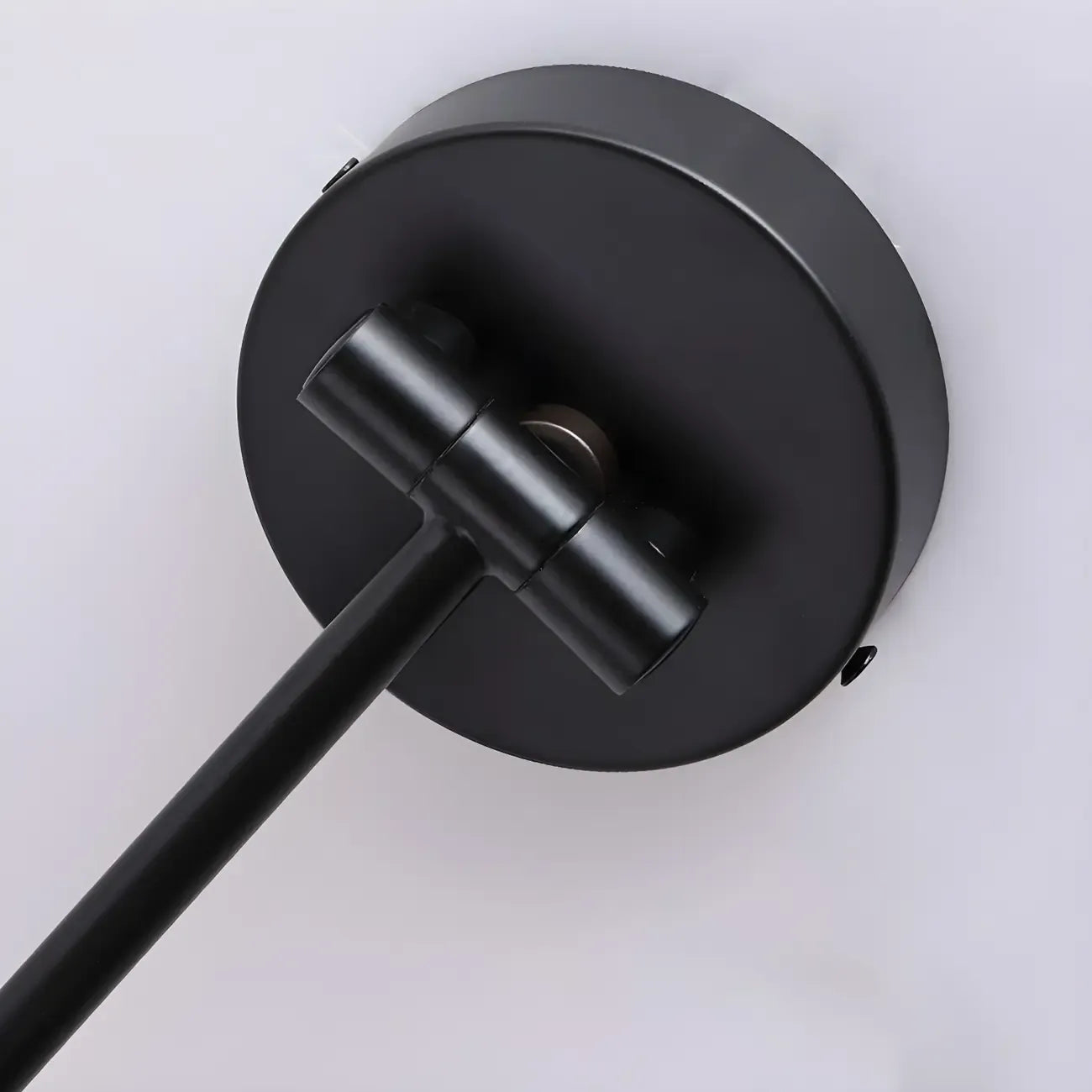 Applique murale à bras articulé en métal noir avec abat-jour en bois