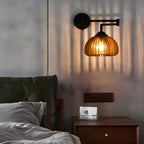 Applique murale à bras articulé en métal noir avec abat-jour en bois