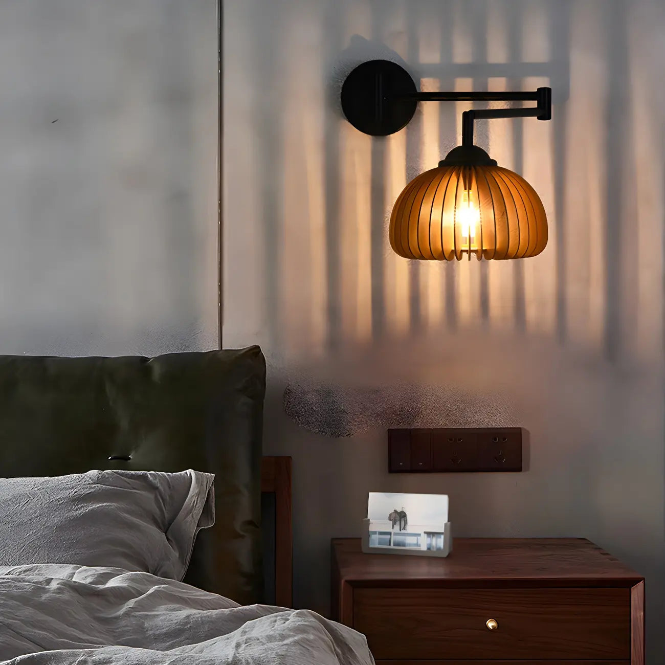 Applique murale à bras articulé en métal noir avec abat-jour en bois