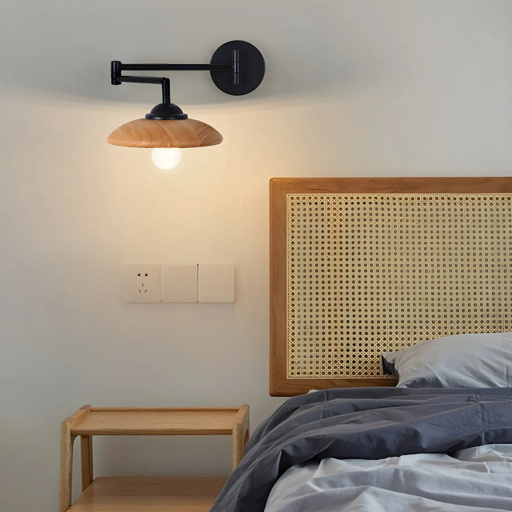 Applique murale à bras articulé en métal noir avec abat-jour en bois
