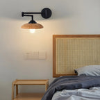 Applique murale à bras articulé en métal noir avec abat-jour en bois