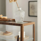 Élégante vitrine de table en bois avec portes coulissantes