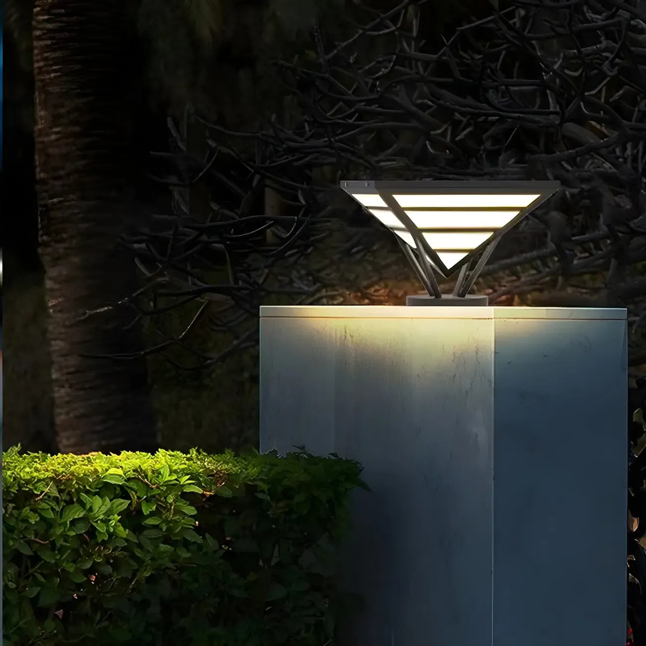 Lampes solaires extérieures pyramidales à support en métal noir