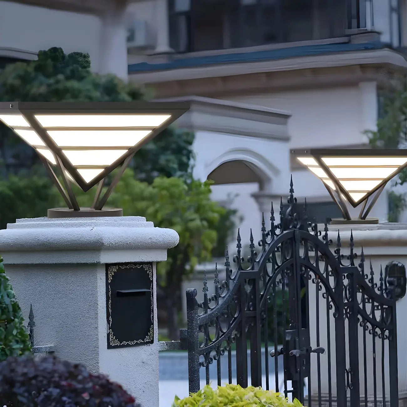 Lampes solaires extérieures pyramidales à support en métal noir