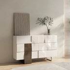 Commode unique en bois blanc à surface irrégulière
